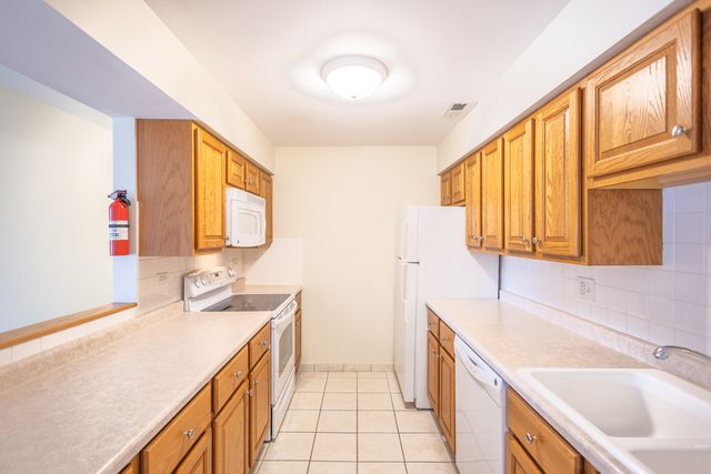 1420 STONEBRIDGE Circle 5N, Wheaton, IL 60189