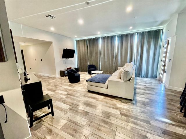 2336 S Longwood, Los Angeles, CA 90016