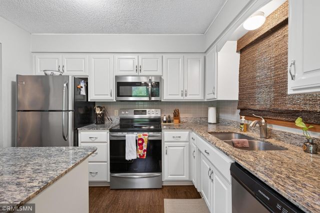 266 Hallam Curve, Mahtomedi, MN 55115