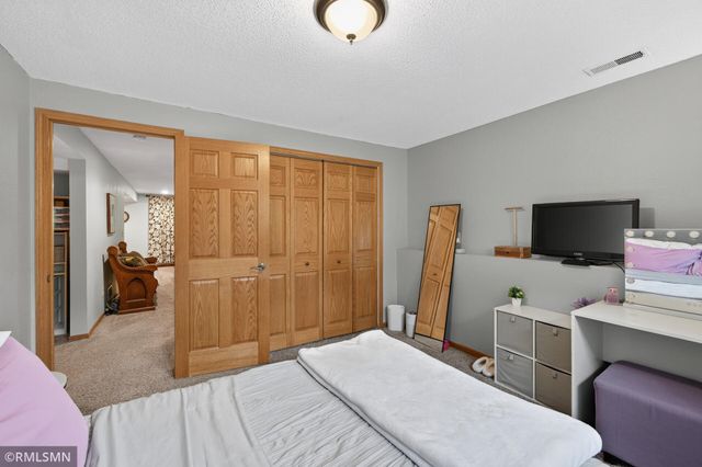 266 Hallam Curve, Mahtomedi, MN 55115