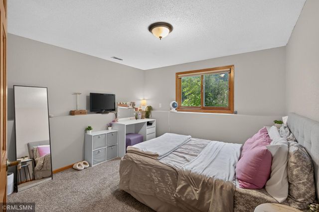 266 Hallam Curve, Mahtomedi, MN 55115