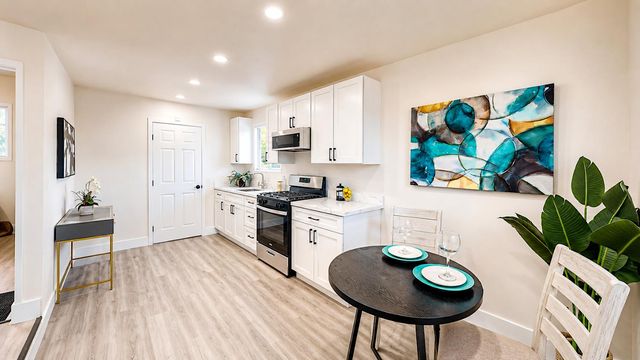 253 West Ave, Oakdale, CA 95361