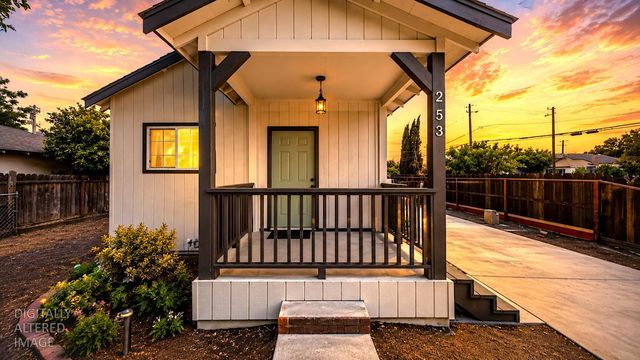 253 West Ave, Oakdale, CA 95361