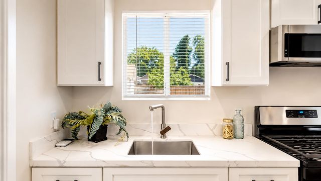 253 West Ave, Oakdale, CA 95361