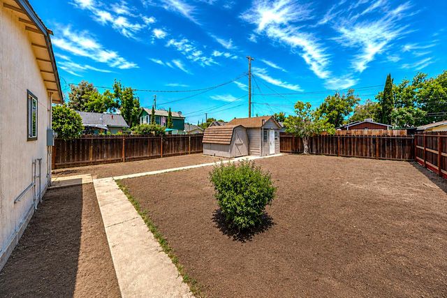 253 West Ave, Oakdale, CA 95361