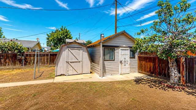 253 West Ave, Oakdale, CA 95361