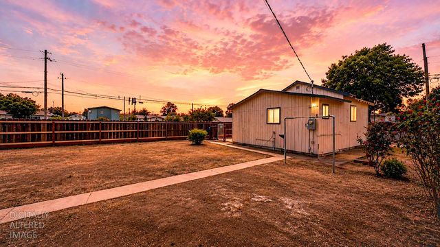 253 West Ave, Oakdale, CA 95361