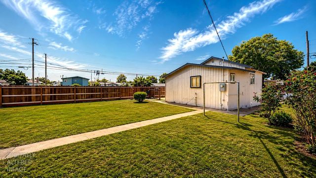 253 West Ave, Oakdale, CA 95361