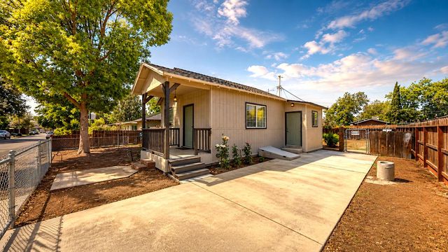 253 West Ave, Oakdale, CA 95361