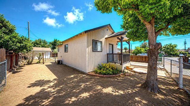 253 West Ave, Oakdale, CA 95361