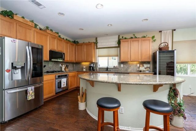 28433 Oasis View Circle, Menifee, CA 92584