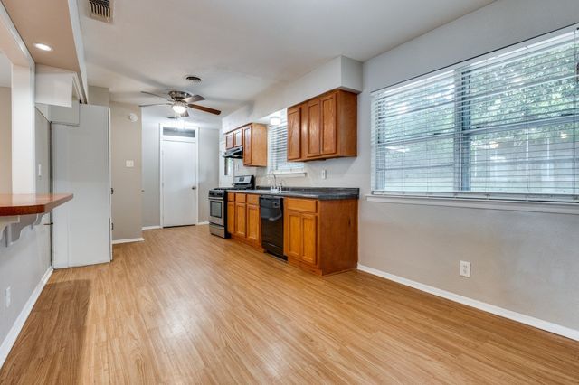 1717 England Road, Arlington, TX 76013
