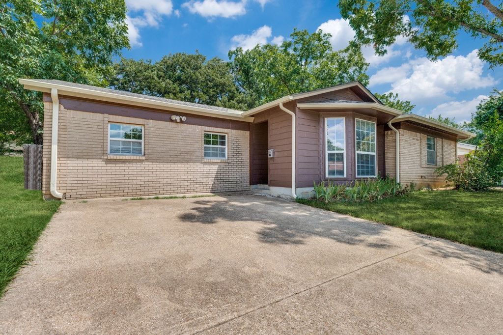 1717 England Road, Arlington, TX 76013