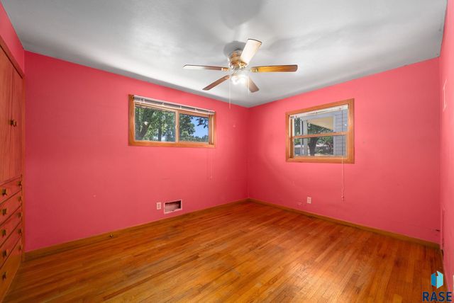 805 S Bahnson Ave, Sioux Falls, SD 57103