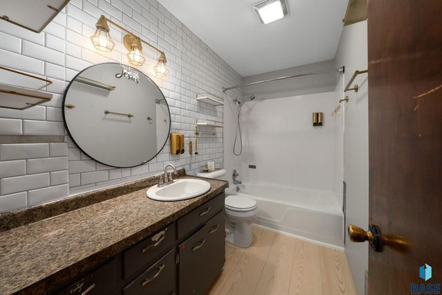 805 S Bahnson Ave, Sioux Falls, SD 57103