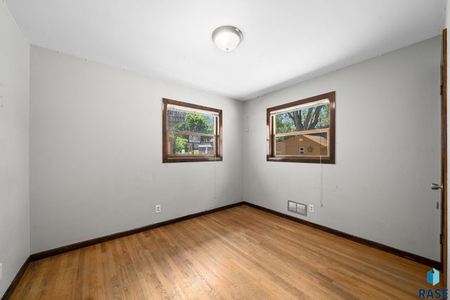 805 S Bahnson Ave, Sioux Falls, SD 57103