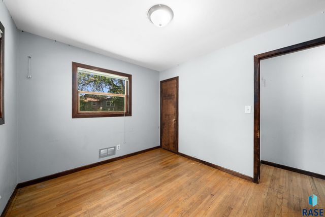 805 S Bahnson Ave, Sioux Falls, SD 57103