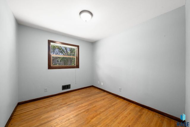 805 S Bahnson Ave, Sioux Falls, SD 57103