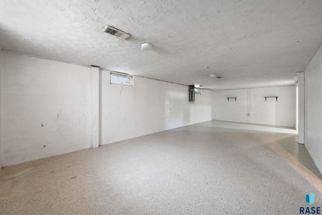 805 S Bahnson Ave, Sioux Falls, SD 57103