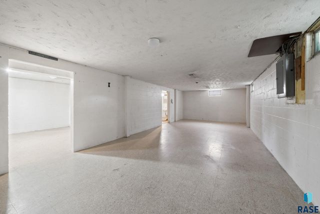 805 S Bahnson Ave, Sioux Falls, SD 57103