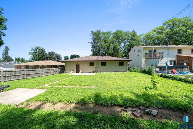 805 S Bahnson Ave, Sioux Falls, SD 57103