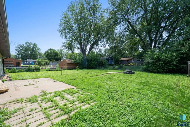 805 S Bahnson Ave, Sioux Falls, SD 57103