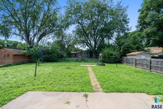 805 S Bahnson Ave, Sioux Falls, SD 57103