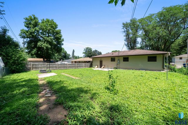 805 S Bahnson Ave, Sioux Falls, SD 57103