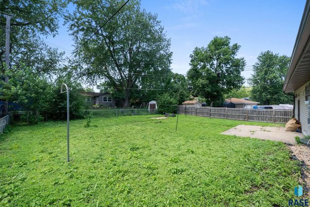 805 S Bahnson Ave, Sioux Falls, SD 57103