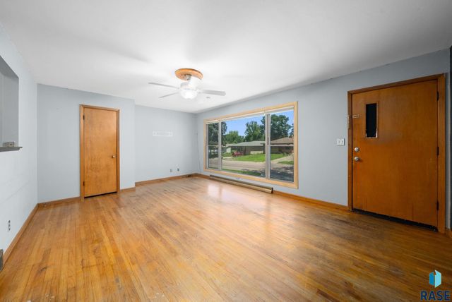 805 S Bahnson Ave, Sioux Falls, SD 57103