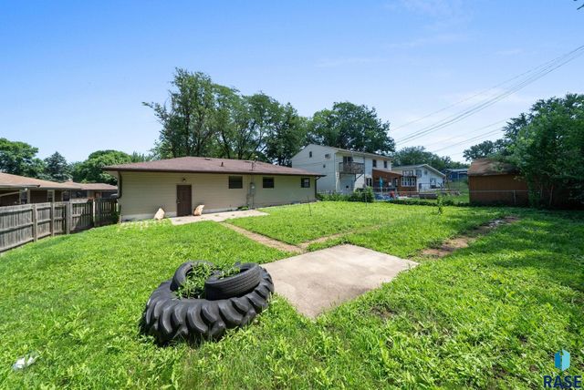 805 S Bahnson Ave, Sioux Falls, SD 57103