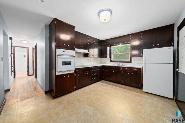 805 S Bahnson Ave, Sioux Falls, SD 57103