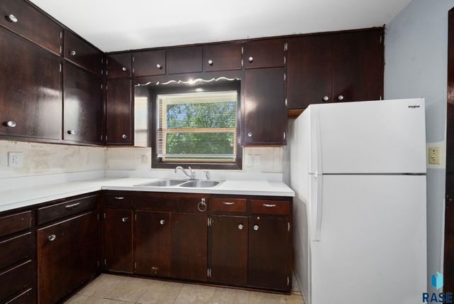 805 S Bahnson Ave, Sioux Falls, SD 57103
