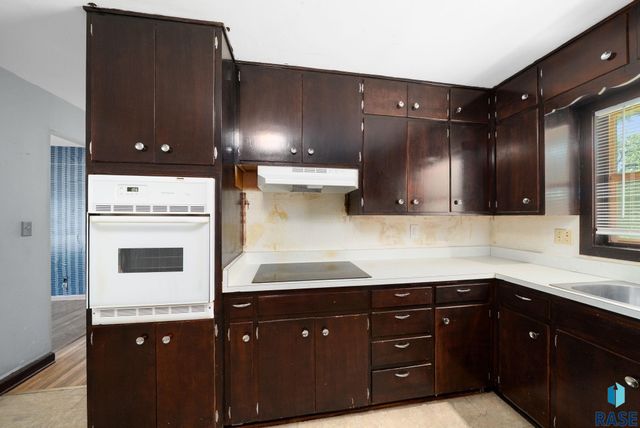 805 S Bahnson Ave, Sioux Falls, SD 57103