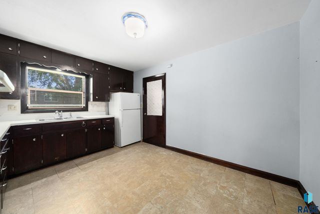 805 S Bahnson Ave, Sioux Falls, SD 57103