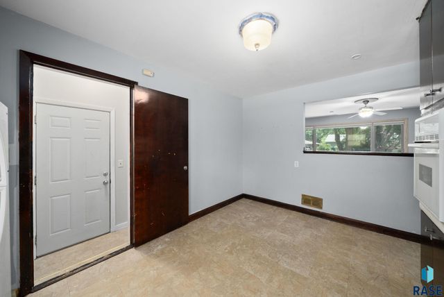 805 S Bahnson Ave, Sioux Falls, SD 57103