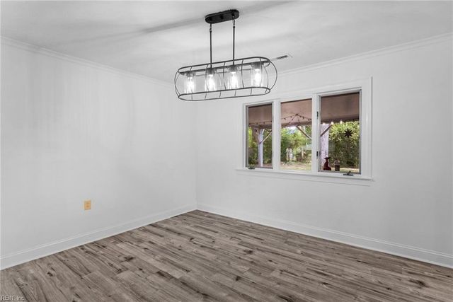 406 Sparrow RD, Chesapeake, VA 23325