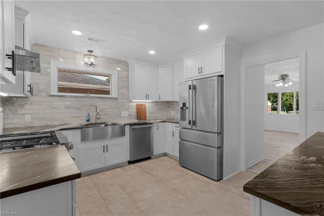 406 Sparrow RD, Chesapeake, VA 23325