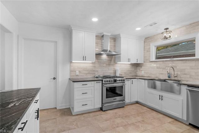 406 Sparrow RD, Chesapeake, VA 23325
