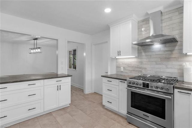 406 Sparrow RD, Chesapeake, VA 23325