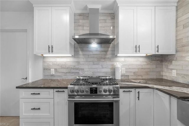406 Sparrow RD, Chesapeake, VA 23325