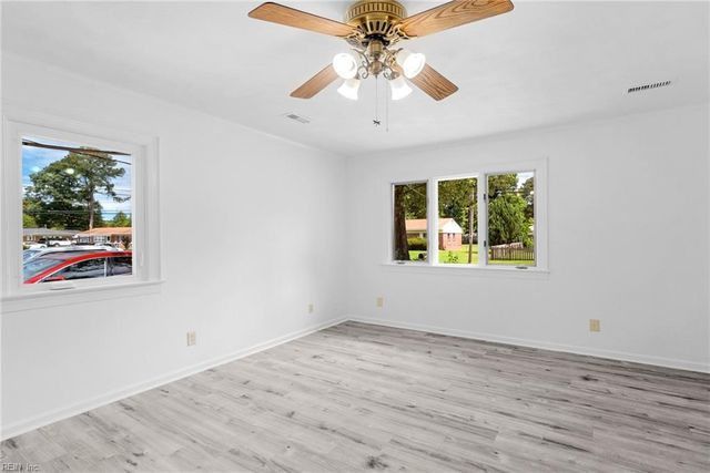 406 Sparrow RD, Chesapeake, VA 23325