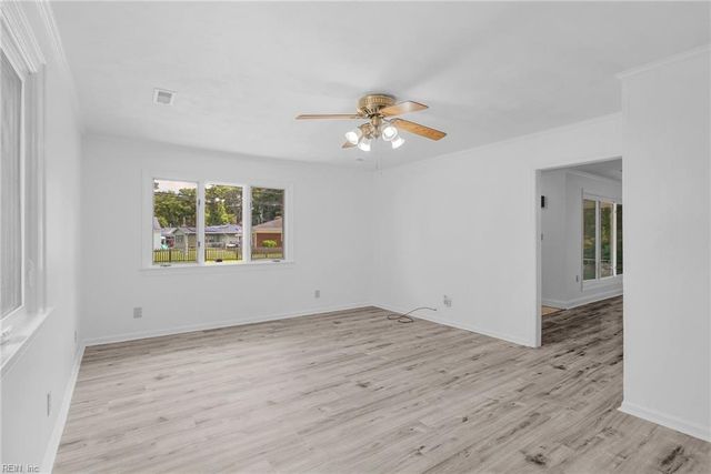 406 Sparrow RD, Chesapeake, VA 23325