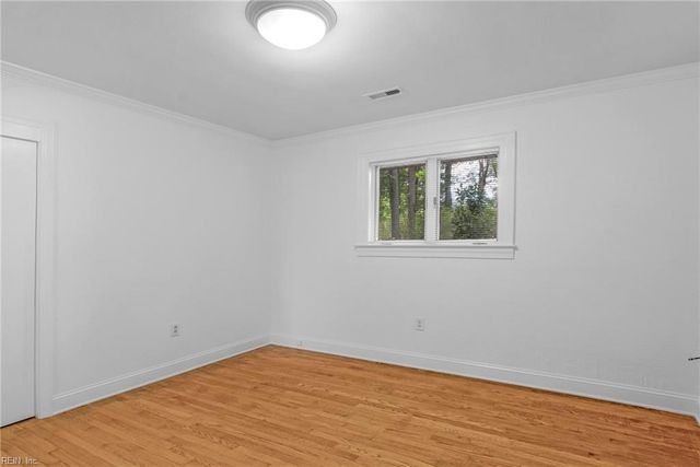 406 Sparrow RD, Chesapeake, VA 23325