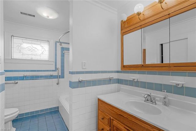 406 Sparrow RD, Chesapeake, VA 23325