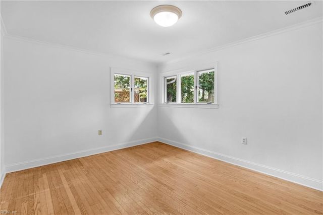 406 Sparrow RD, Chesapeake, VA 23325