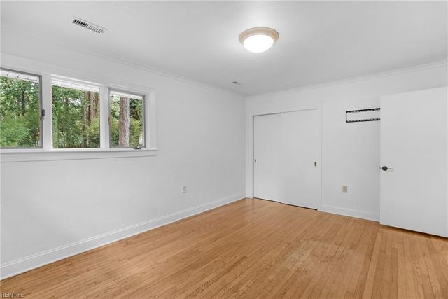 406 Sparrow RD, Chesapeake, VA 23325