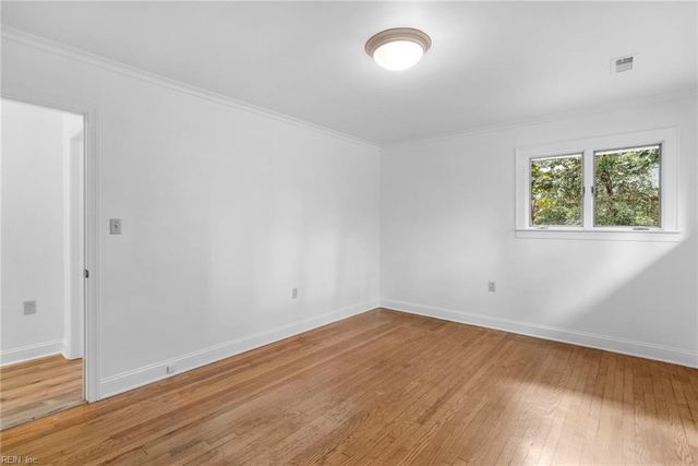 406 Sparrow RD, Chesapeake, VA 23325