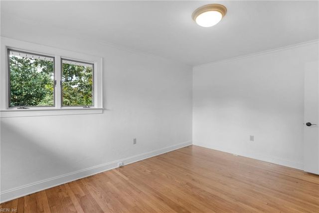406 Sparrow RD, Chesapeake, VA 23325