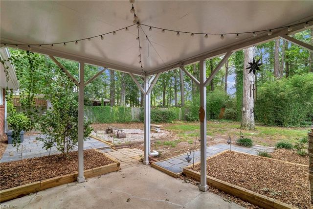 406 Sparrow RD, Chesapeake, VA 23325
